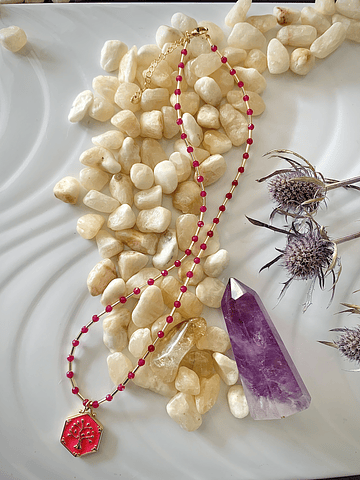 Collar femenino elaborado con cristales de rubí rosado facetados