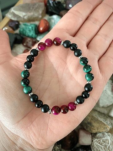 pulsera femenina con Ágatas fucsias y verdes y Ónix