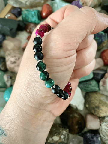 pulsera femenina con Ágatas fucsias y verdes y Ónix