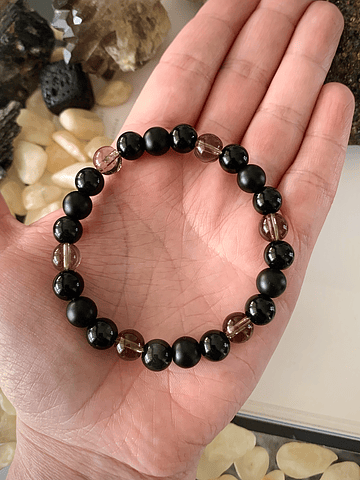 Pulsera femenina elaborada con obsidianas negras, cuarzo ahumado y ónix en acabado mate