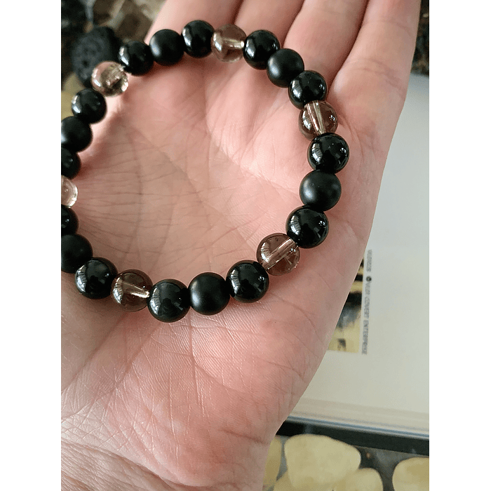 Pulsera femenina elaborada con obsidianas negras, cuarzo ahumado y ónix en acabado mate 2