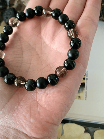 Pulsera femenina elaborada con obsidianas negras, cuarzo ahumado y ónix en acabado mate
