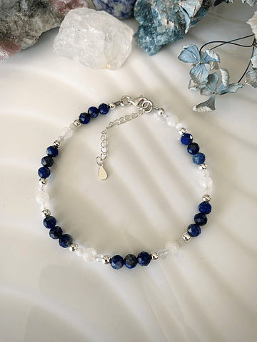 Pulsera femenina de protección, diseñada con Cristales facetados de Lapislázuli y Piedra Luna