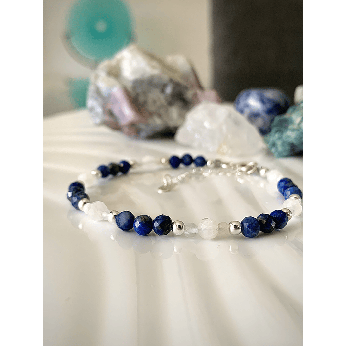 Pulsera femenina de protección, diseñada con Cristales facetados de Lapislázuli y Piedra Luna 2
