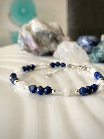 Pulsera femenina de protección, diseñada con Cristales facetados de Lapislázuli y Piedra Luna