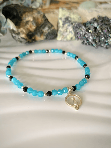 Pulsera femenina con Ágatas Celestes y Espinelas Negras, con terminaciones y dije de gato en plata ley 925.