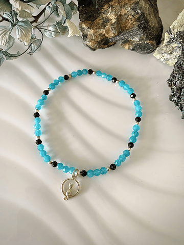 Pulsera femenina con Ágatas Celestes y Espinelas Negras, con terminaciones y dije de gato en plata ley 925.