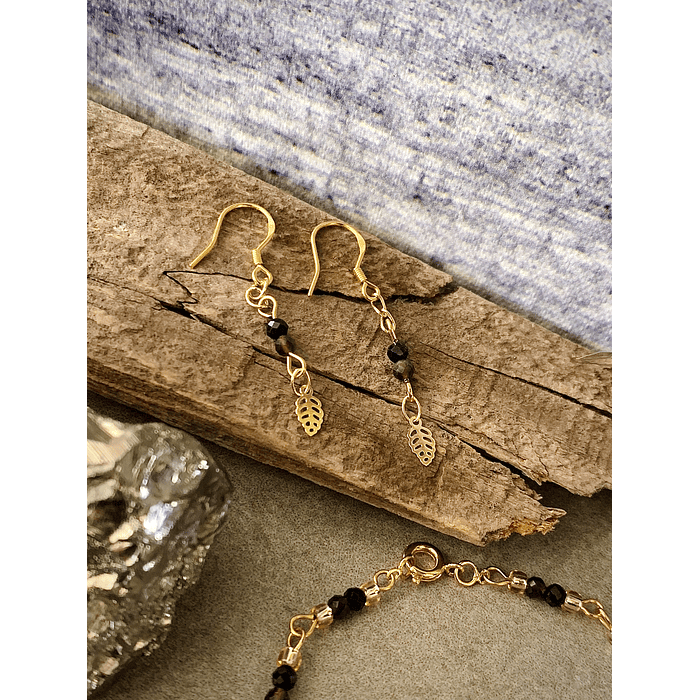 Conjunto dorado de pulsera y aros, elaborado con cristales mini facetados de Espinela Negra y Obsidiana Dorada. 2