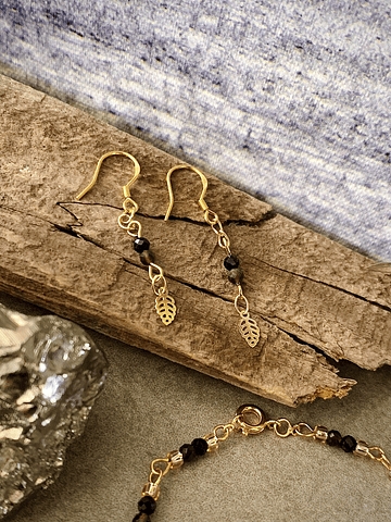 Conjunto dorado de pulsera y aros, elaborado con cristales mini facetados de Espinela Negra y Obsidiana Dorada.