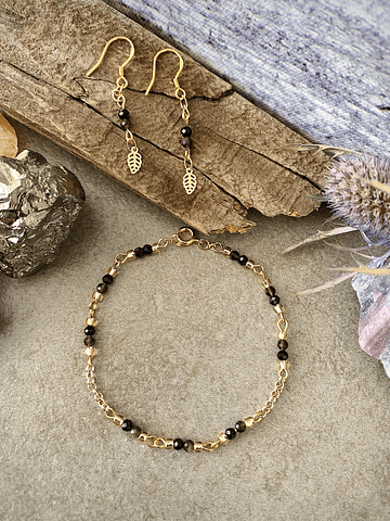 Conjunto dorado de pulsera y aros, elaborado con cristales mini facetados de Espinela Negra y Obsidiana Dorada.