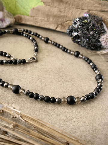 Collar de protección y calma, elaborado con cristales oscuros de Ónix Negro en acabado mate y brillante, Cuarzo Ahumado y Hematitas