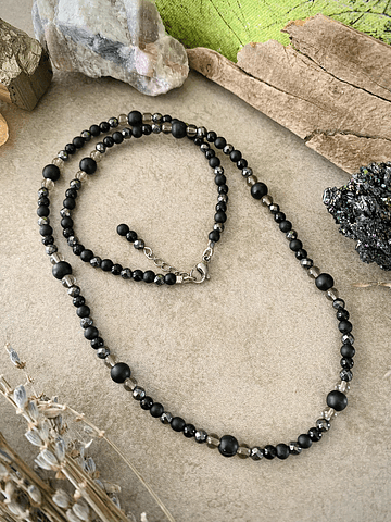 Collar de protección y calma, elaborado con cristales oscuros de Ónix Negro en acabado mate y brillante, Cuarzo Ahumado y Hematitas