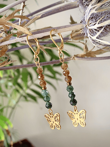 Aros de acero dorado con cristales facetados de Jade en tonos azul y café