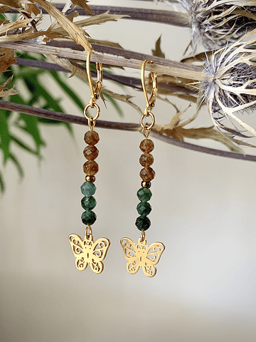 Aros de acero dorado con cristales facetados de Jade en tonos azul y café