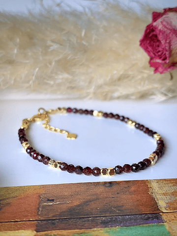 Pulsera confeccionada con cristales de Granate mini facetados
