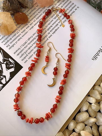 Conjunto de collar y aros creado con cristales de Cornalina y Coral rojo*