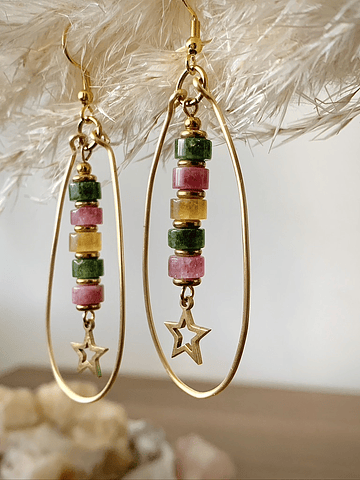 Aros dorados creados con cristales chatos de Jade en tonos rosa, amarillo y verde