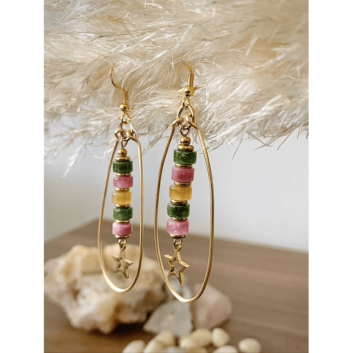 Aros dorados creados con cristales chatos de Jade en tonos rosa, amarillo y verde 1