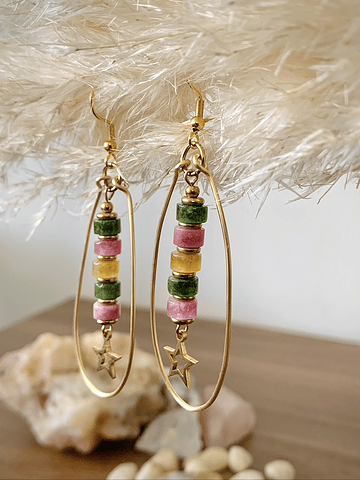 Aros dorados creados con cristales chatos de Jade en tonos rosa, amarillo y verde