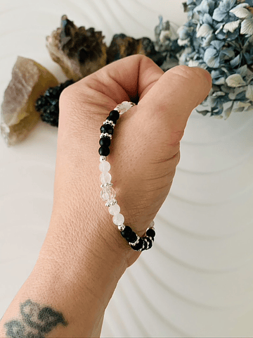Pulsera femenina creada con Ónix negro mate y Cuarzo cristal