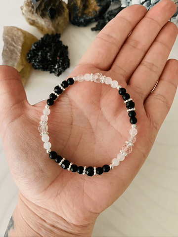 Pulsera femenina creada con Ónix negro mate y Cuarzo cristal