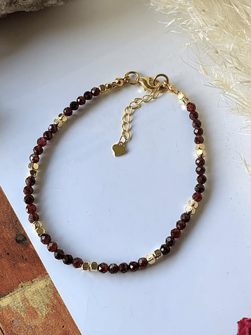 Pulsera confeccionada con cristales de Granate mini facetados
