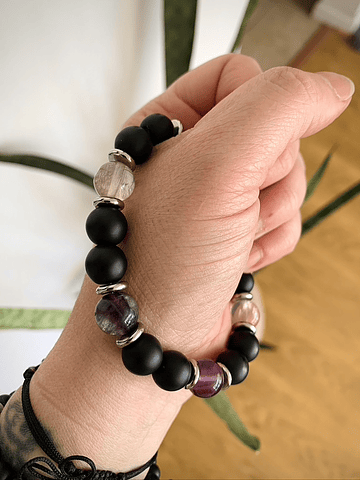 Pulsera unisex con Ónix Negro mate y Fluoritas moradas