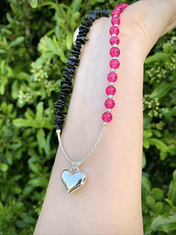 Collar creado con Ágatas en tono fucsia y Ónix negro chip