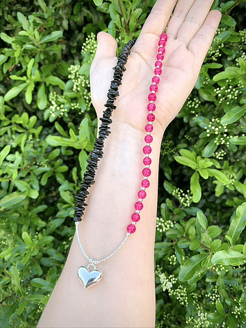 Collar creado con Ágatas en tono fucsia y Ónix negro chip
