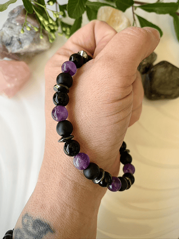 Pulsera unisex confeccionada con Amatistas, Ónix negro mate y brillante y anillos de Hematitas