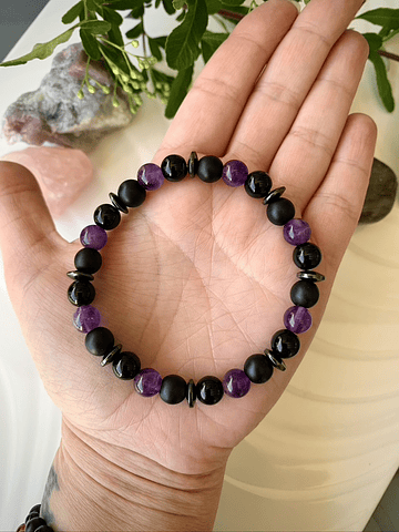 Pulsera unisex confeccionada con Amatistas, Ónix negro mate y brillante y anillos de Hematitas