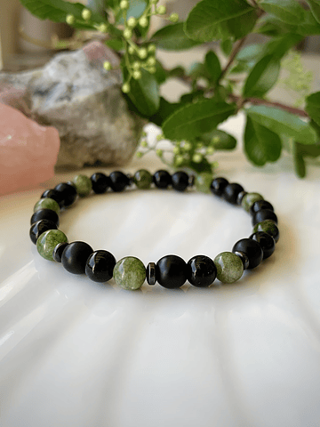 Pulsera femenina de Jade verde, Ónix negro mate y Hematitas 