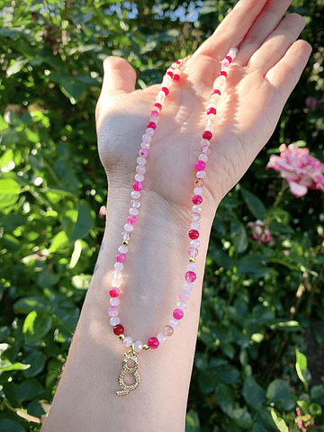 Collar femenino de Ágatas rosa y cristales en tono rosa perlado.