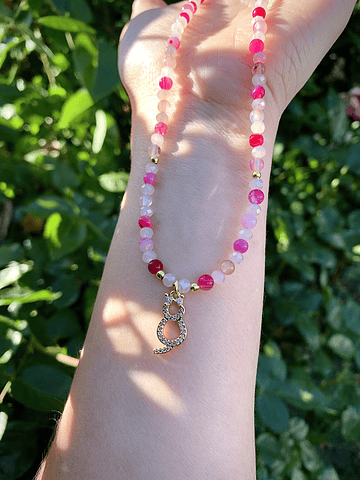 Collar femenino de Ágatas rosa y cristales en tono rosa perlado.