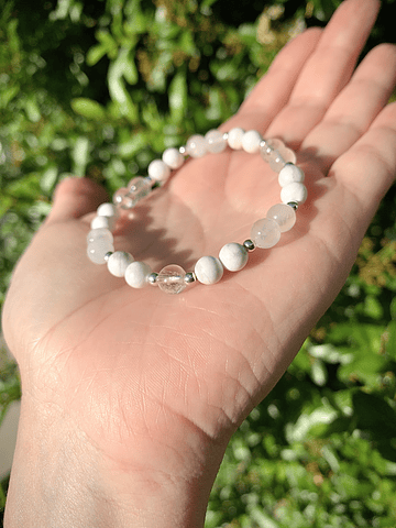 Pulsera femenina con cristales de Selenita, Cuarzo Cristal y Howlita Blanca, con separadores de plata ley 925.
