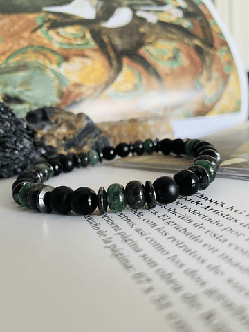 Pulsera masculina confeccionada con Ónix Negro, Jade Verde y Café y Hematitas