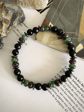 Pulsera masculina confeccionada con Ónix Negro, Jade Verde y Café y Hematitas