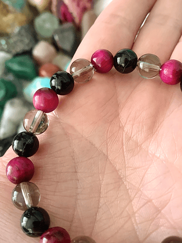 Pulsera femenina confeccionada con Ágatas Negras, Cuarzo Ahumado y Ojo de Gato Fucsia