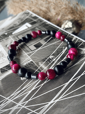Pulsera femenina confeccionada con Ónix Negro, Ojo de Gato Fucsia y Hematitas