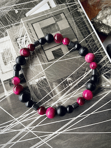 Pulsera femenina confeccionada con Ónix Negro, Ojo de Gato Fucsia y Hematitas