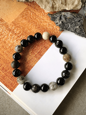 Pulsera femenina confeccionada con Turmalina Sandía facetada y Ónix negro