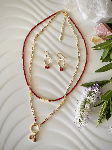 Conjunto femenino de Jade y Ágatas rojas, con terminaciones en enchape de oro.