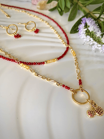 Conjunto femenino de Jade y Ágatas rojas, con terminaciones en enchape de oro.