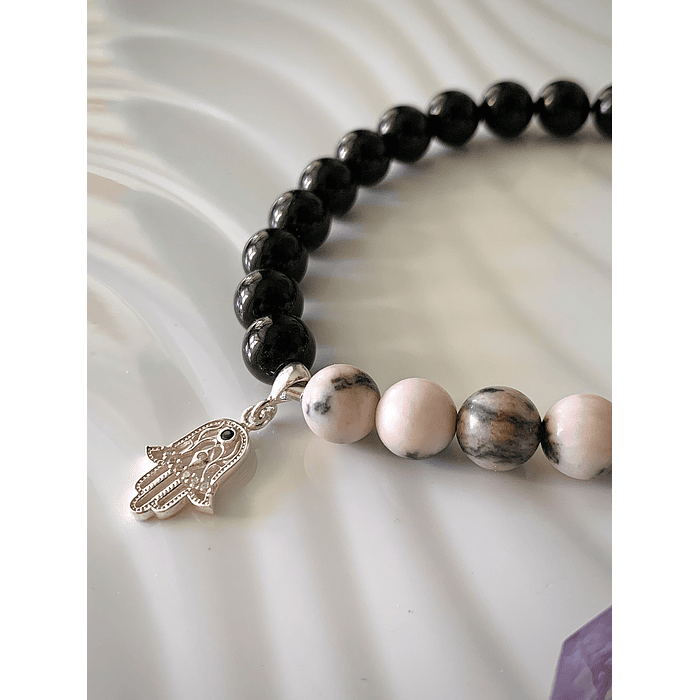 Pulsera elaborada con Jaspe cebra rosa y Turmalina negra, incluye Mano de Fátima en plata ley 925 3