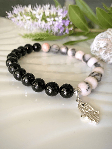 Pulsera elaborada con Jaspe cebra rosa y Turmalina negra, incluye Mano de Fátima en plata ley 925
