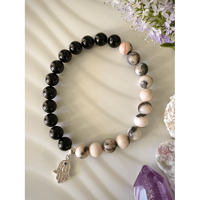 Pulsera elaborada con Jaspe cebra rosa y Turmalina negra, incluye Mano de Fátima en plata ley 925 1