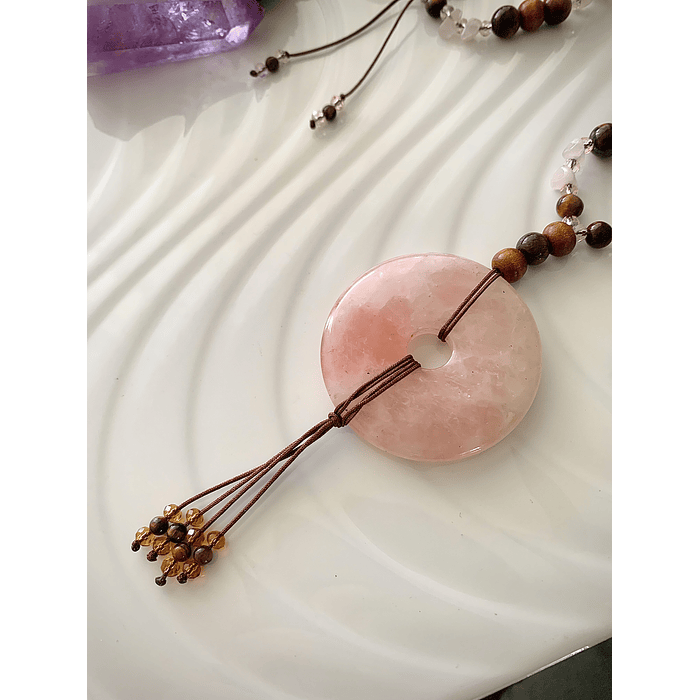 Collar confeccionado en Cuarzo rosa y Ojo de tigre, con cuentas de madera y cristales facetados 2