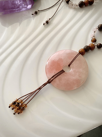 Collar confeccionado en Cuarzo rosa y Ojo de tigre, con cuentas de madera y cristales facetados