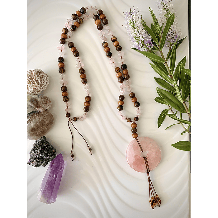 Collar confeccionado en Cuarzo rosa y Ojo de tigre, con cuentas de madera y cristales facetados 1