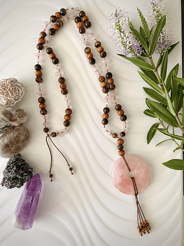 Collar confeccionado en Cuarzo rosa y Ojo de tigre, con cuentas de madera y cristales facetados